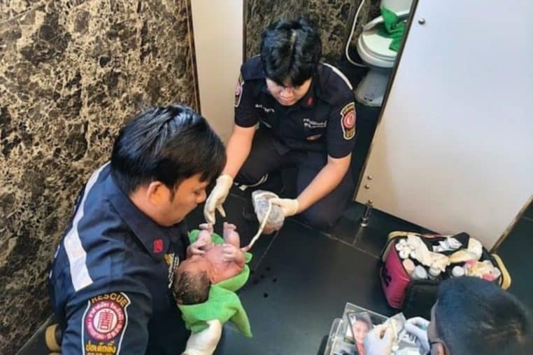 Bébé abandonné dans la chasse d'eau des toilettes