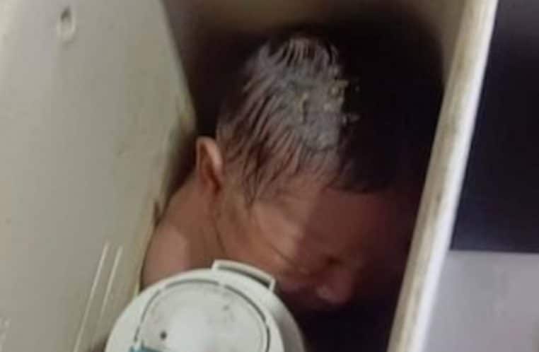 Bébé abandonné dans la chasse d'eau des toilettes