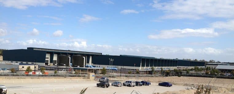 Vue large de l’usine de dessalement de Binningup, bâtiments industriels et bassins de traitement alignés le long de la côte.
