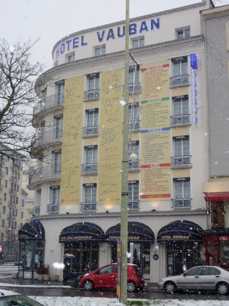 Centre-ville de Brest recouvert de neige en janvier 2010, rues blanchies et façades sous un ciel d’hiver.
