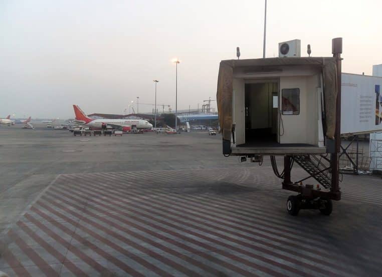 Tarmac de l’ancien terminal international de l’aéroport de Kolkata, avec la piste et les marquages au sol visibles au premier plan