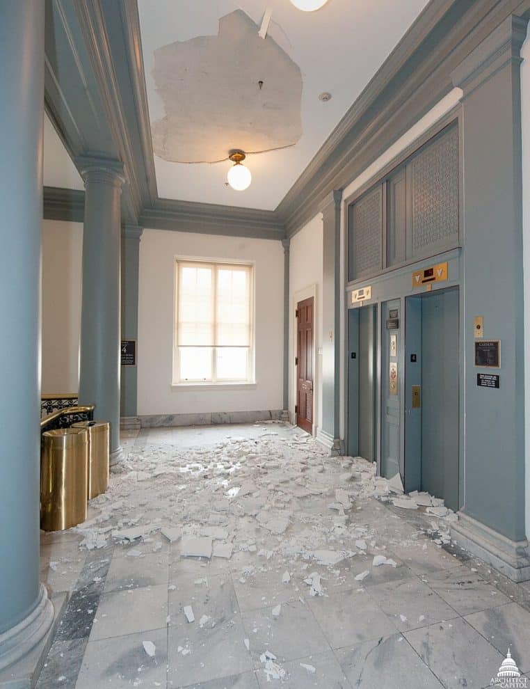 Plafond intérieur avec plâtre tombé, chantier de reprise prévu pour remise en état et peinture finale.