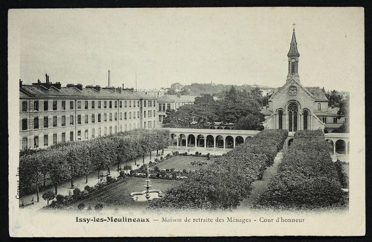 Vue d’ensemble en format paysage de la cour d’honneur d’une ancienne maison de retraite à Issy-les-Moulineaux, façade et jardins visibles.