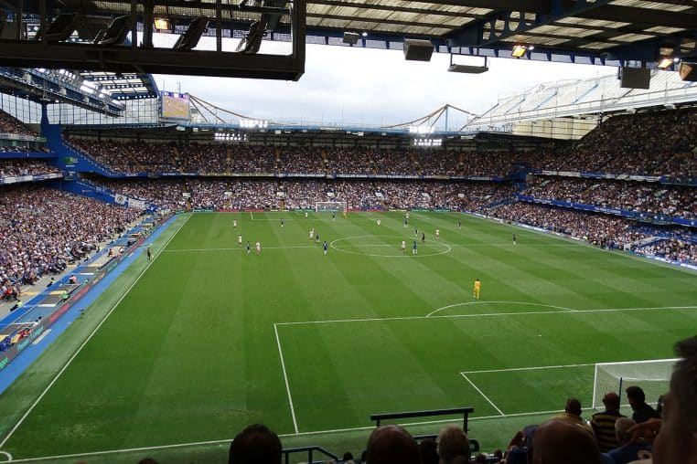 Plan large des tribunes et du terrain à Stamford Bridge lors du nul 2-2 face à Sheffield United en 2019.