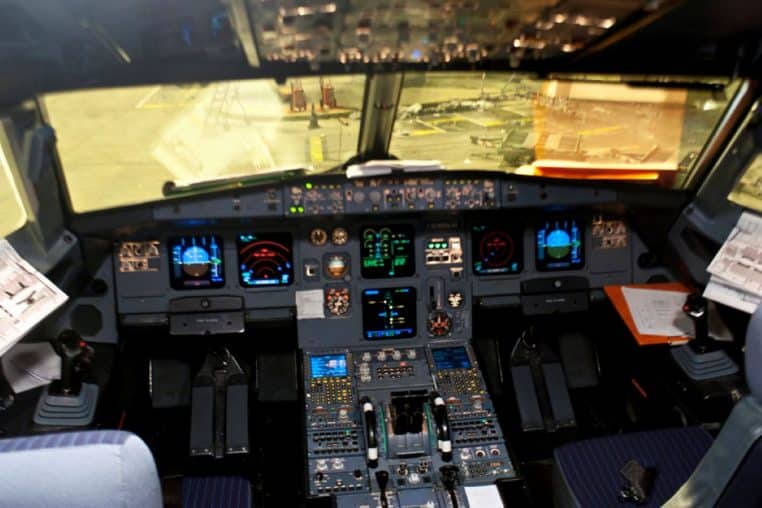 Cockpit d’un Airbus A320 d’Air France vu de l’intérieur, montrant les écrans de navigation et les commandes principales