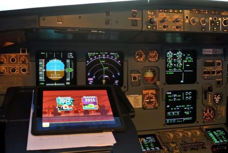 Cockpit d’un Airbus A320 de Kam Air en vol, les écrans et commandes offrant une vue détaillée du poste de pilotage
