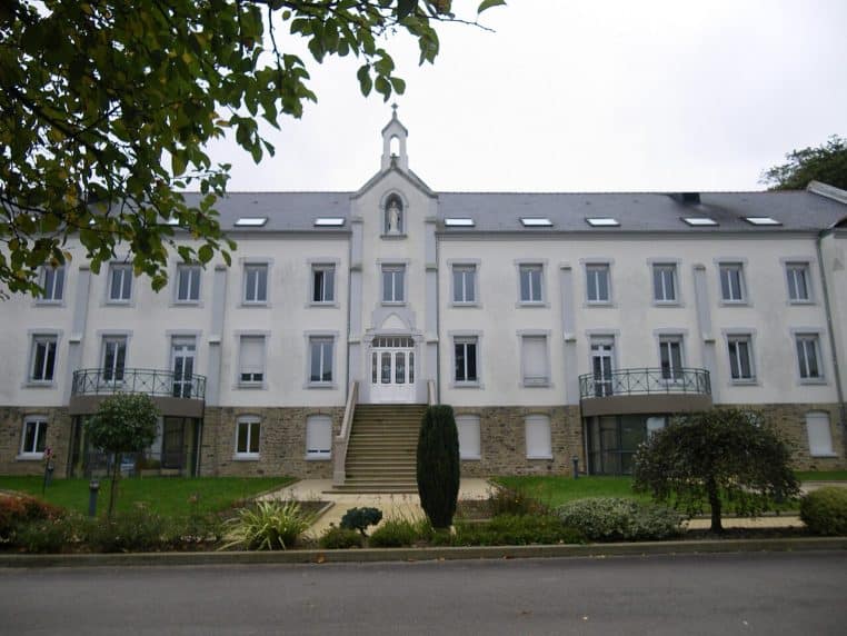 Photographie horizontale d’une maison de retraite en Bretagne, bâtiment principal et espace extérieur arboré.