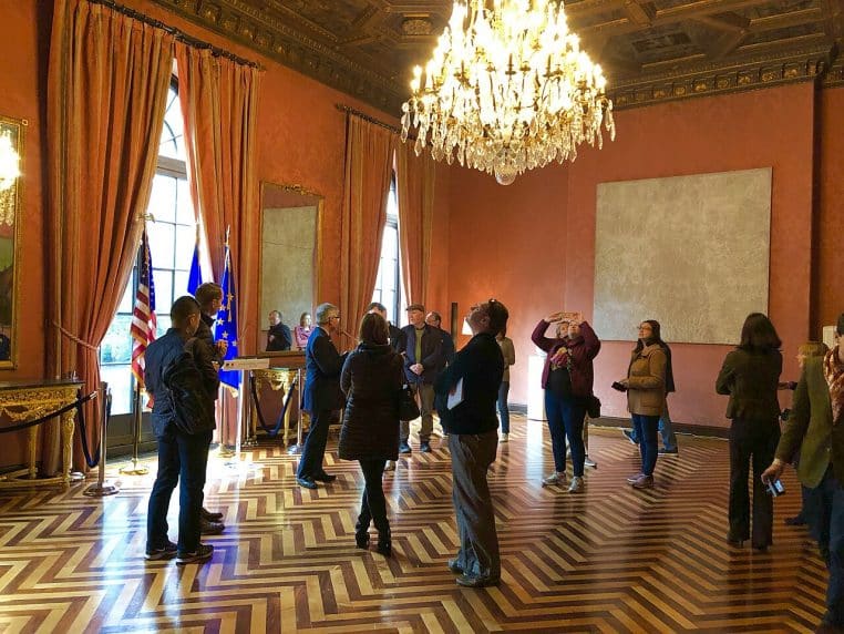 ntérieur d’un consulat général de France avec guichets et hall d’accueil, photographie en format horizontal.