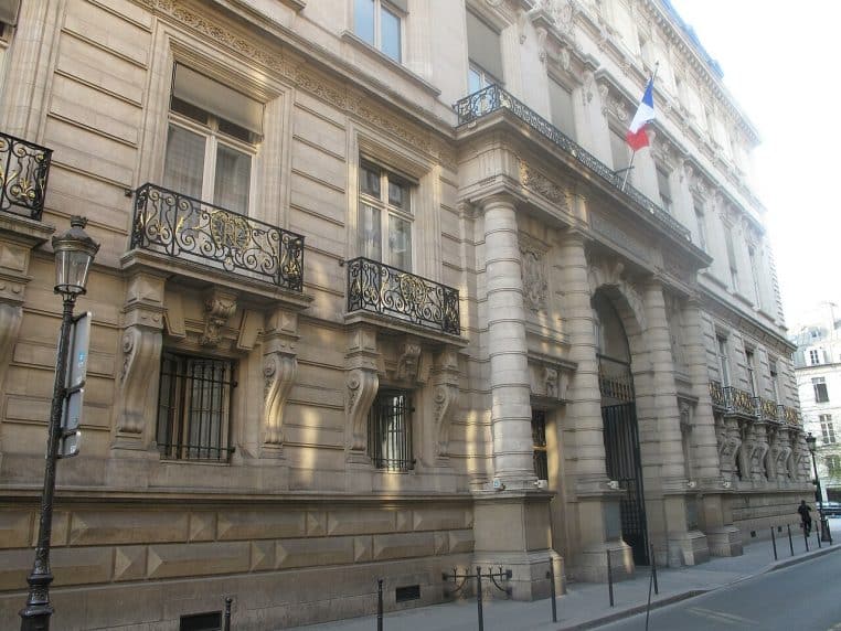 Façade principale de la Cour des comptes au 13 rue Cambon à Paris, photographie de l’édifice en plan large.