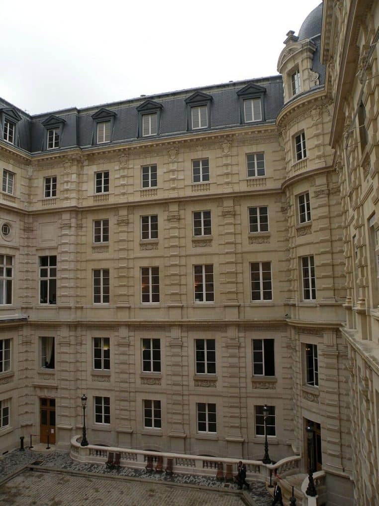 Cour d’honneur du palais Cambon à Paris, siège de la Cour des comptes, prise en perspective large avec façades et pavés visibles.