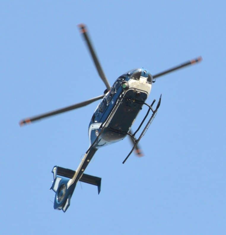 Vue détaillée des équipements sous un hélicoptère EC135 de la Gendarmerie nationale, projecteur et caméras visibles