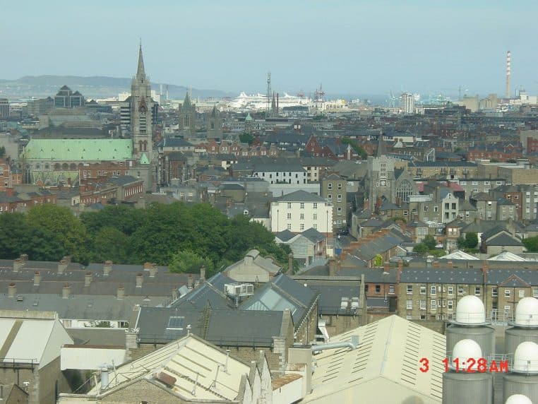 Très large panorama de Dublin longeant la Liffey, alternant quais, ponts et façades modernes qui illustrent le dynamisme des Docklands et du centre-ville.