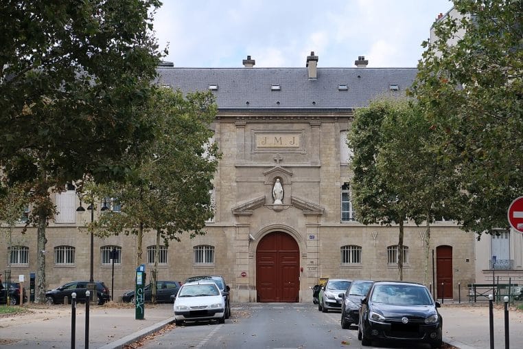 Vue extérieure d’un Ehpad parisien, bâtiment moderne en pierre claire avec baies vitrées en façade.