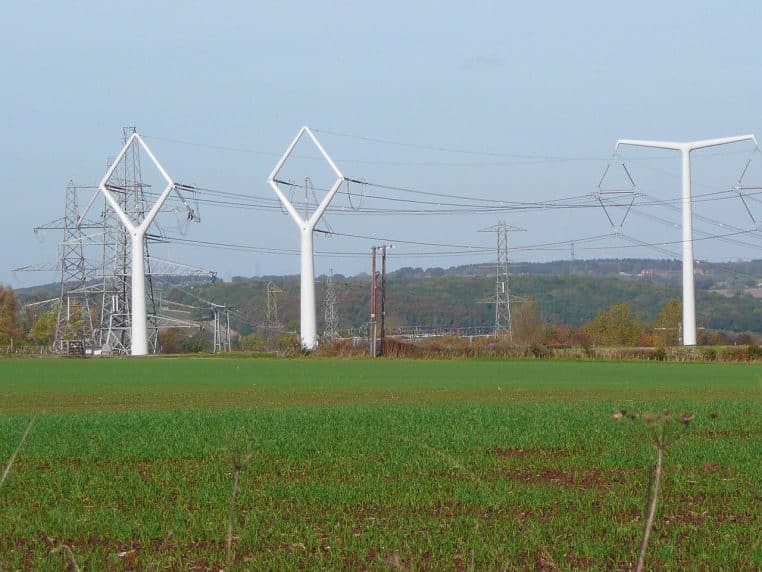 Alignement de pylônes de transport d’électricité au centre de formation du National Grid, conducteurs haute tension sur paysage ouvert.
