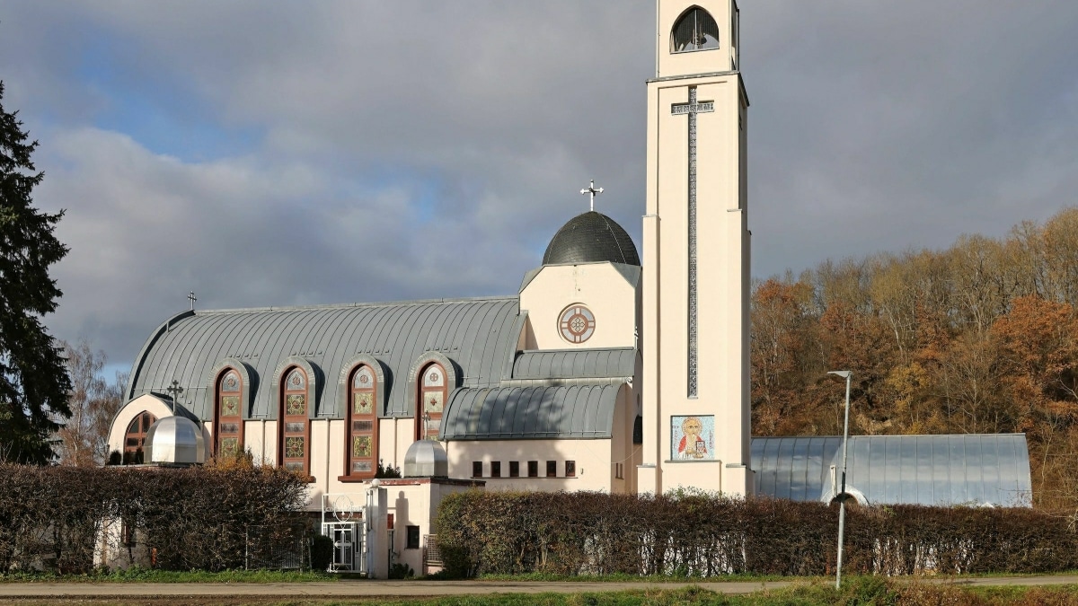 Femme Bebe Monastere