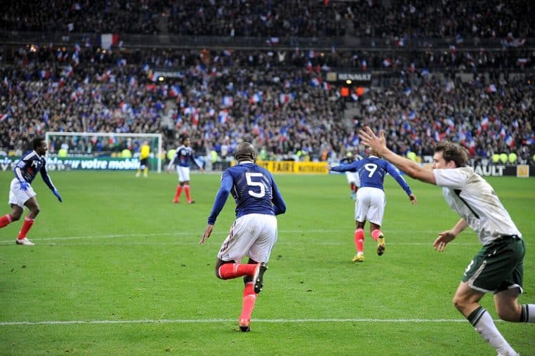 Nicolas Anelka présent dans la surface au moment du but de William Gallas lors d’un France–Irlande déterminant.