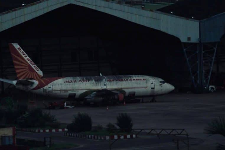 Vieux Boeing 737-200 India Post Air India Cargo sale et abandonné sous un hangar sombre sur le tarmac d’un aéroport indien