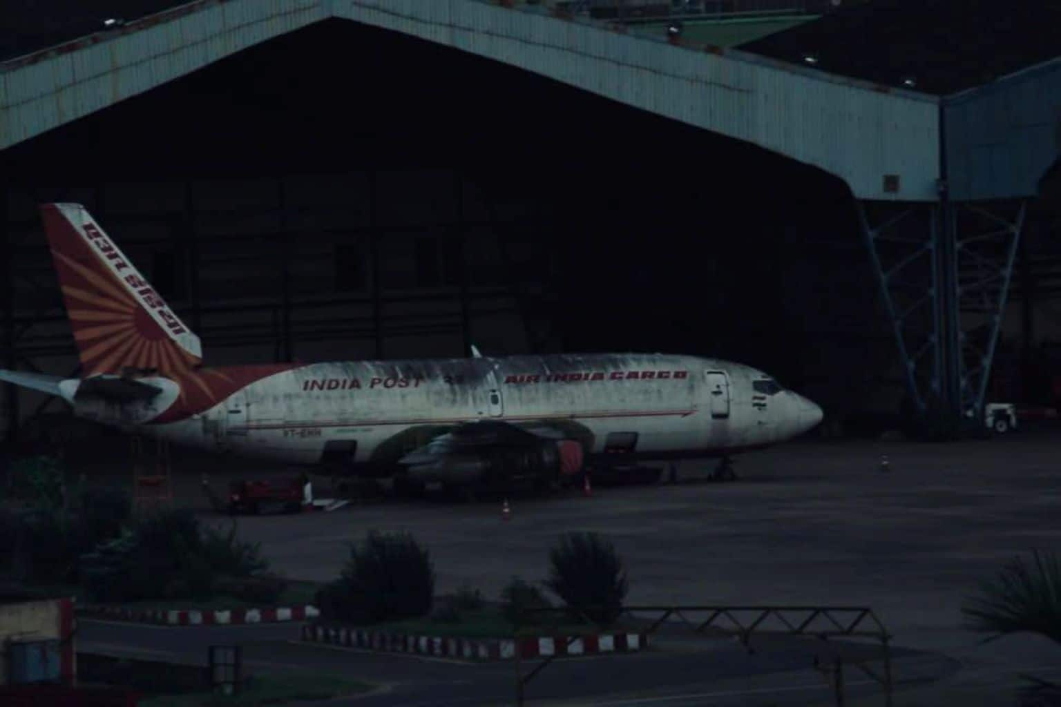 Vieux Boeing 737-200 India Post Air India Cargo sale et abandonné sous un hangar sombre sur le tarmac d’un aéroport indien