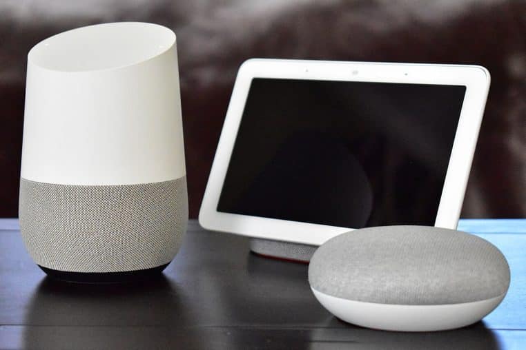 Gros plan d’enceintes Google Home et Home Mini posées sur une table, illustrant un appareil grand public pouvant être détourné pour un usage illégal