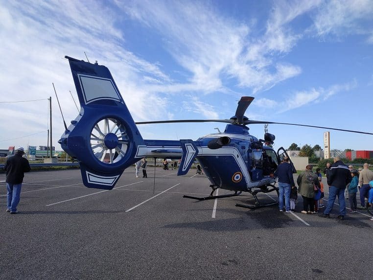 Hélicoptère EC135 de la Gendarmerie nationale en statique, photographie prise lors d’un événement public en 2019