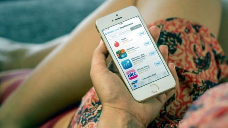 Vue horizontale d’icônes d’applications de réseaux sur smartphone, représentatives des usages croisés avec le dating.