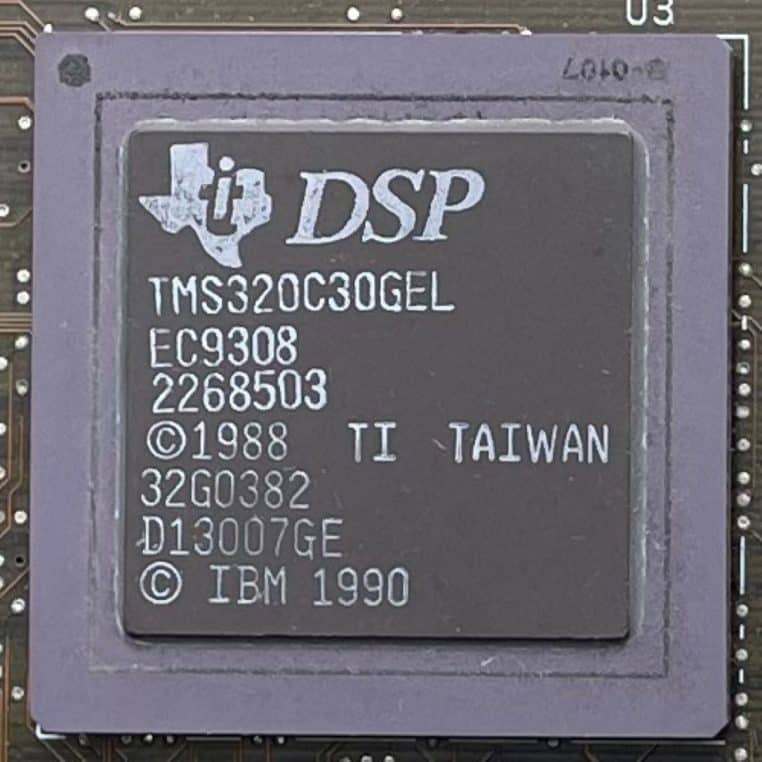 Carte graphique IBM 7030 pour RS/6000, composants en gros plan, représentative du matériel PowerPC professionnel des années 90.