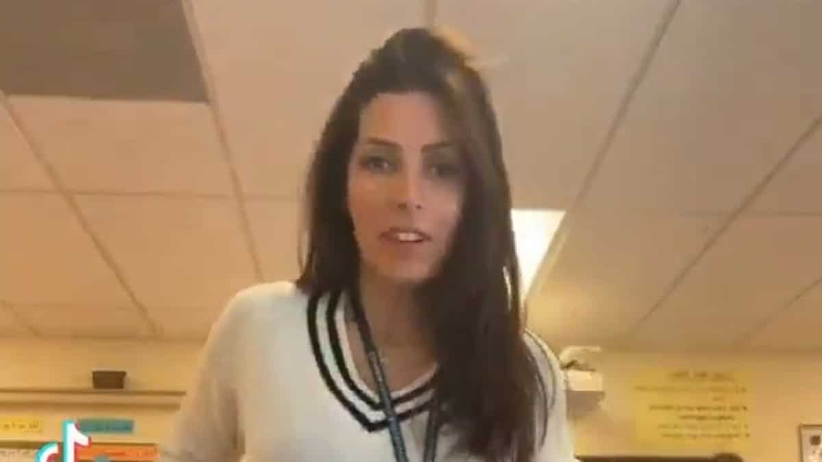 Institutrice Tenue Inappropriee