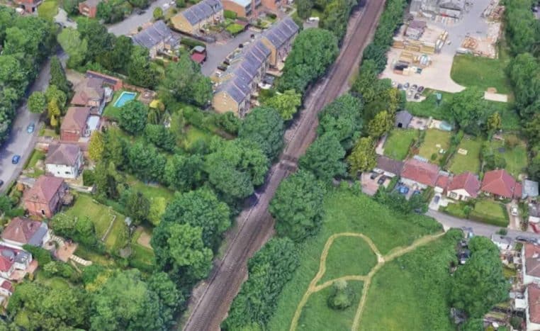 Jaiden Shehata distrait par un train telephone - copie