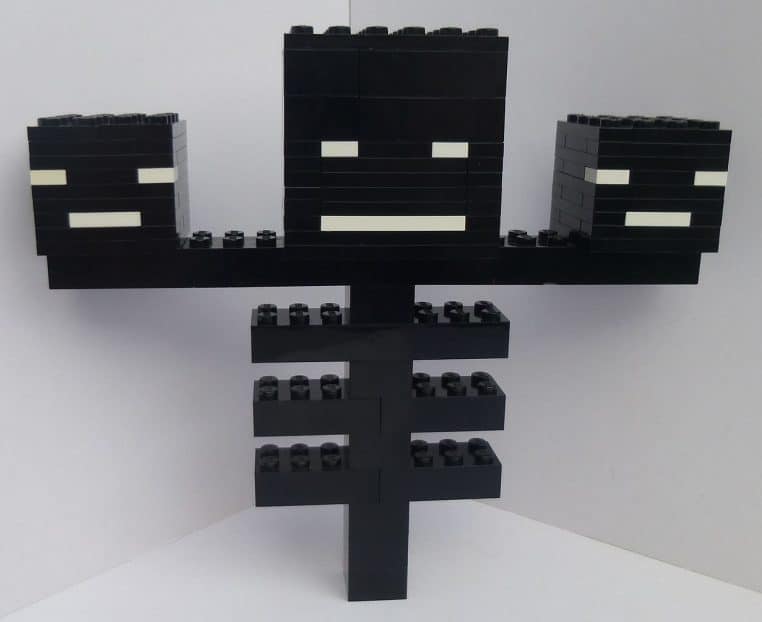 Modèle LEGO Minecraft du Wither en plan horizontal, lumière douce, parfait pour illustrer un univers de construction.