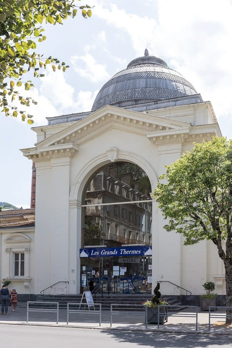 Grands Thermes de La Bourboule en plan large horizontal, façade néoclassique détaillée, lumière d’été.