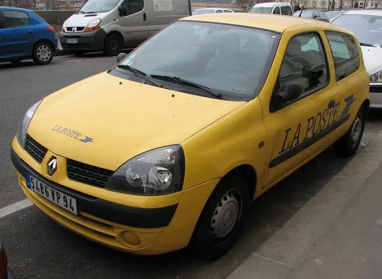 Véhicule de La Poste photographié en orientation horizontale à Paris, évoquant la logistique autour des services bancaires.