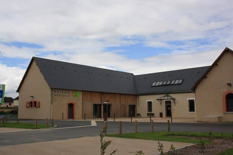 Façade d’un bâtiment de santé de proximité en France, photographié en plan large par temps clair.