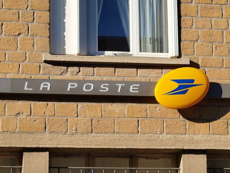 Façade d’un bureau de poste à Montélimar en format horizontal, rappelant le maillage des agences liées aux produits d’épargne.