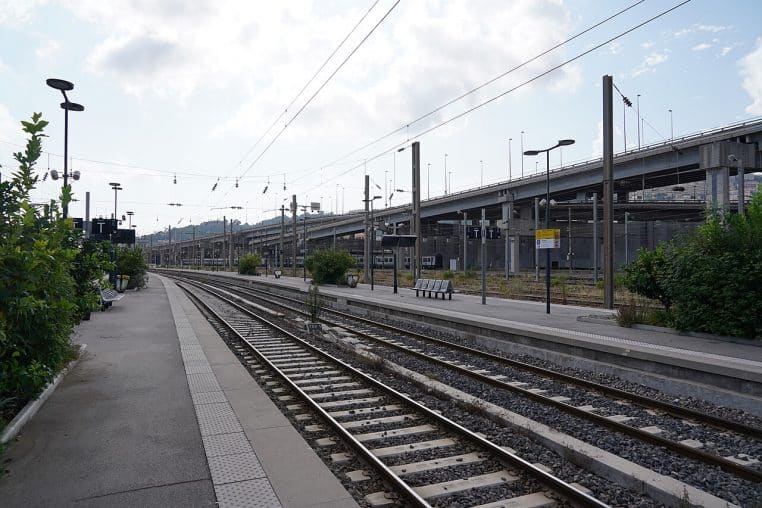 Les voies de la gare de Nice-Ville vues depuis le quai E, orientation vers Marseille-Saint-Charles, sous une lumière d’été.