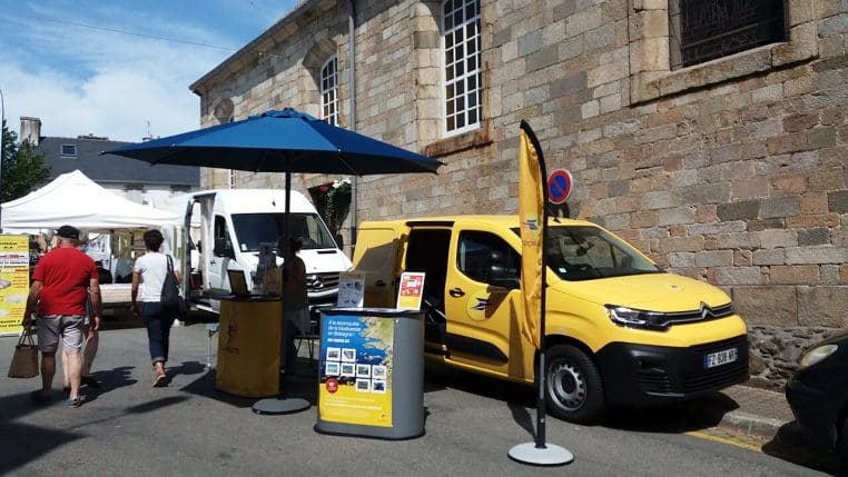 Guichet de La Poste à Lesneven, large plan horizontal sur la file et l’espace client.