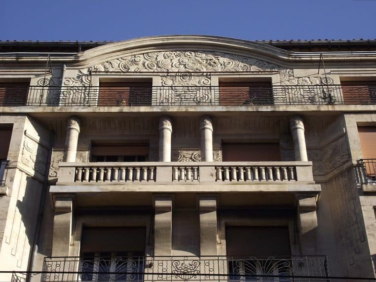 Façade Art déco du bureau de poste des Cinq-Avenues à Marseille, vue large montrant l’enseigne et l’architecture sur l’avenue Maréchal-Foch.