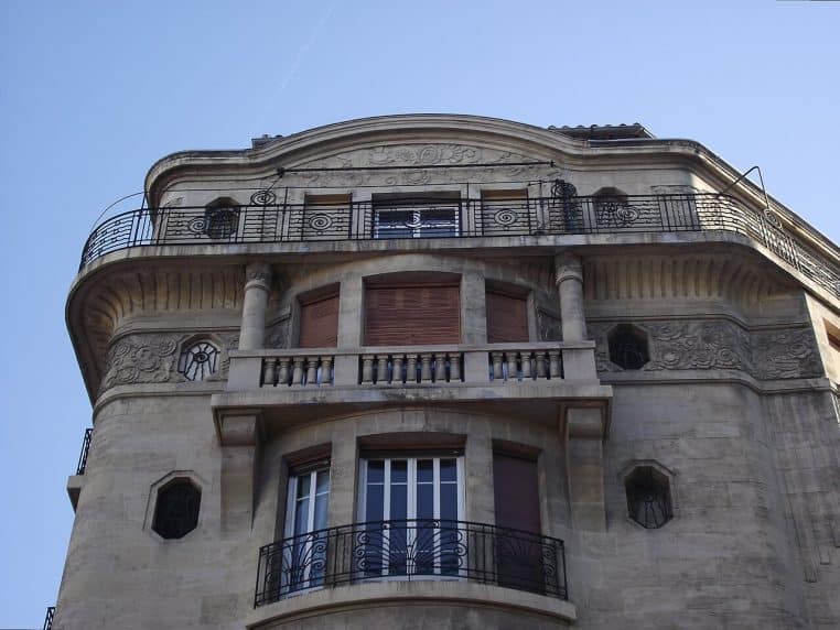 Entrée principale du bureau de poste des Cinq-Avenues à Marseille, photographie horizontale de la façade et de la place