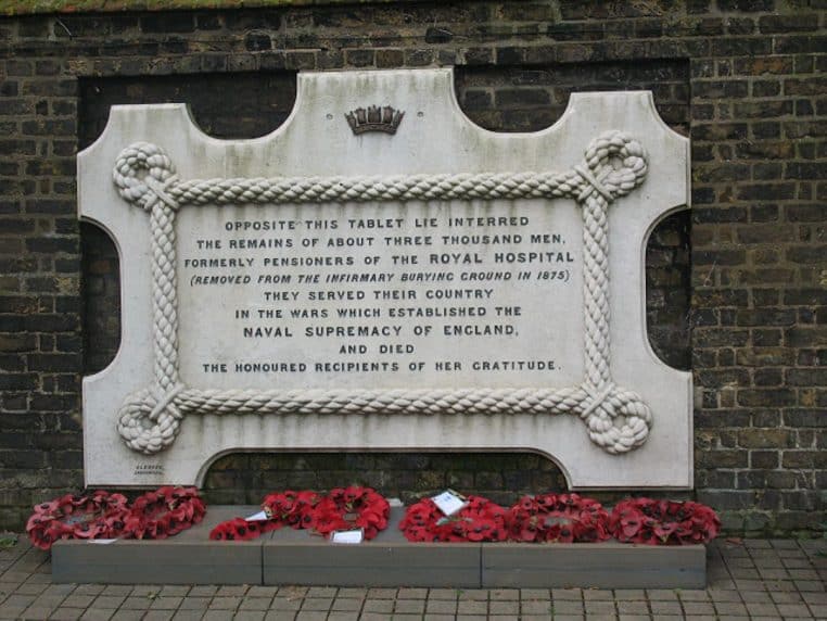 Monument dédié aux pensionnaires de l’hôpital royal de Greenwich, rappelant l’histoire longue des systèmes de retraite européens.