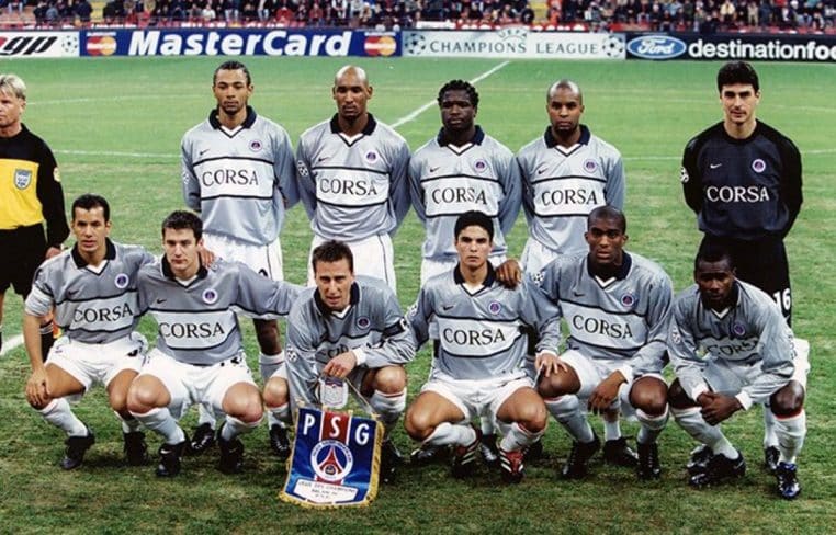Nicolas Anelka posant avec ses coéquipiers du PSG en 2001 avant un match face au Milan AC, aligné au centre du groupe.