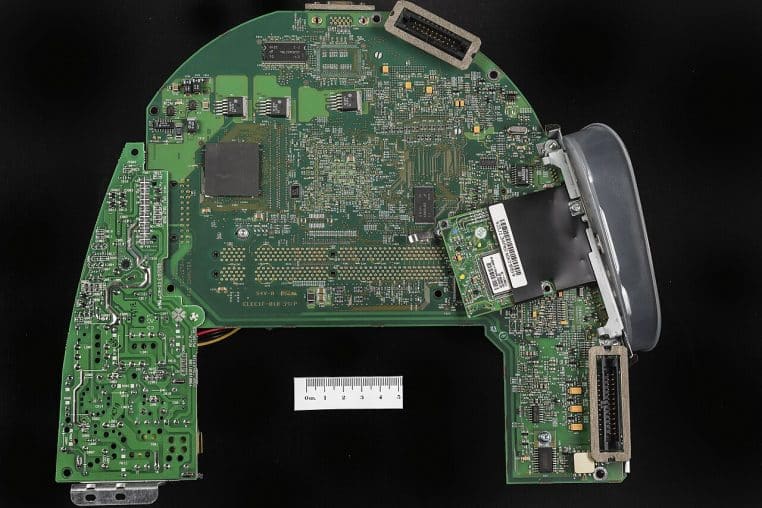 Vue détaillée d’une carte mère d’iMac G3 affichant puces, connecteurs et slots, illustrant l’architecture matérielle des Mac de la fin des années 90.