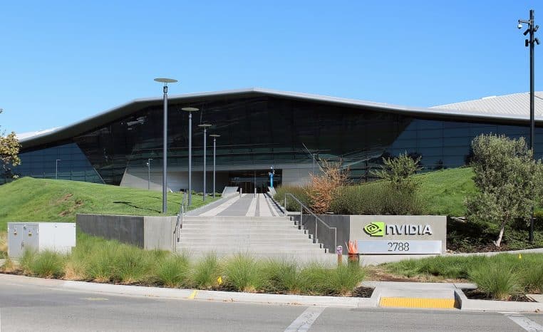 Façade vitrée du siège de Nvidia à Santa Clara photographiée en 2018, vue large du bâtiment principal sous un ciel dégagé.