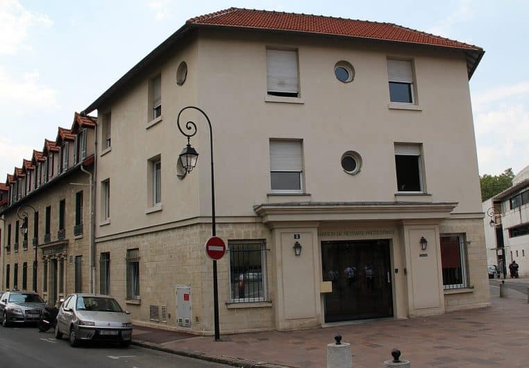 Photo en format paysage de la façade d’une maison de retraite à Nanterre, avec perspective sur l’entrée.