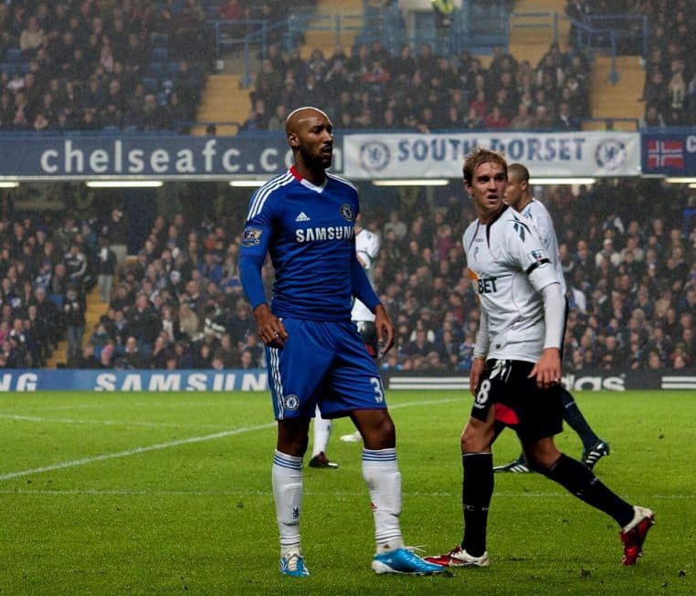 Nicolas Anelka et Stuart Holden en plein duel lors d’un match entre Chelsea et Bolton, au cœur de l’intensité de la Premier League.