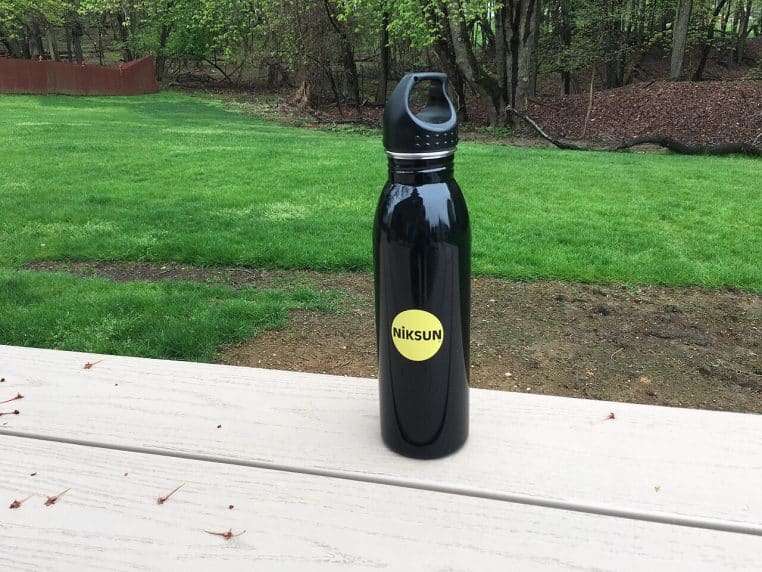 Gourde en acier inoxydable Niksun, finition brossée, goulot étroit et bouchon à vis, présentée horizontalement sur fond clair.