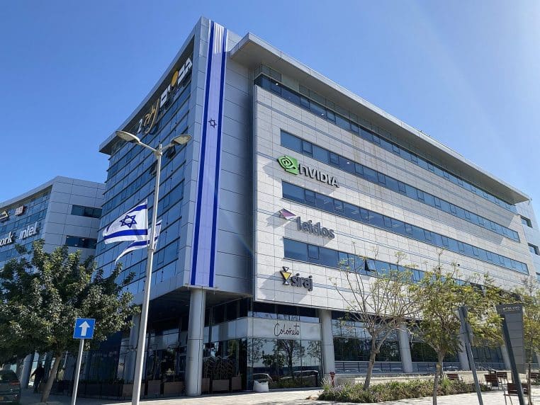 Bureau Nvidia de Be’er Sheva en Israël, espace intérieur moderne photographié en 2023 avec perspectives de couloirs.