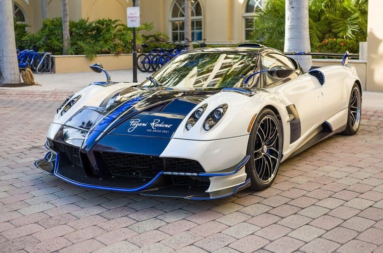 Pagani Huayra Roadster BC bleu et carbone exposée en intérieur, vue de trois quarts avant avec éclairage de showroom et fond sombre