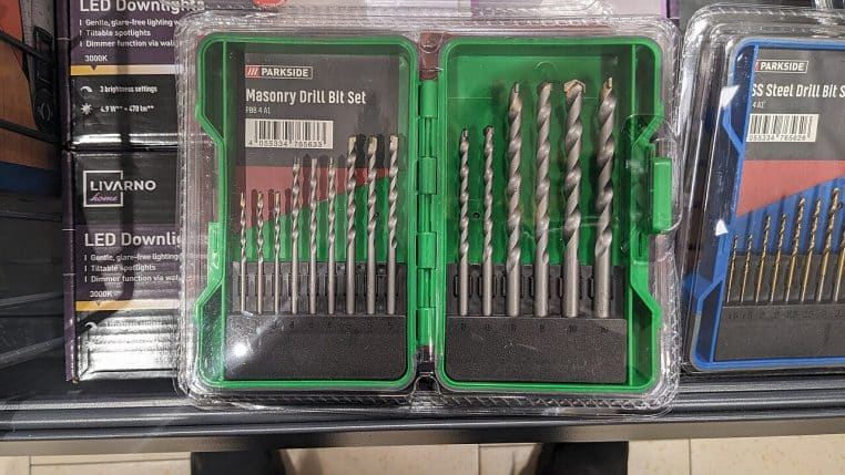 Rayons Lidl avec coffrets d’outils Parkside exposés en magasin, photographie en plan large horizontal.