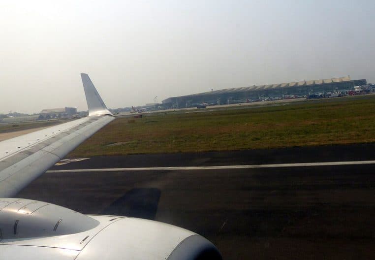 Vue depuis un avion de la piste et du terminal de l’aéroport de Kolkata, avec les bâtiments et les voies de circulation au loin