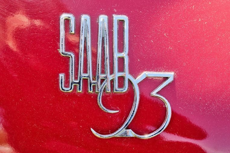 Saab 93 de 1959 garée en extérieur, vue de trois quarts avant, illustrant l’allure typique d’une voiture de collection européenne des années 1950.