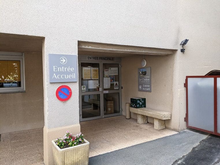 Entrée principale d’un Ehpad à Saint-Symphorien-de-Lay avec signalétique et accès piéton côté rue.
